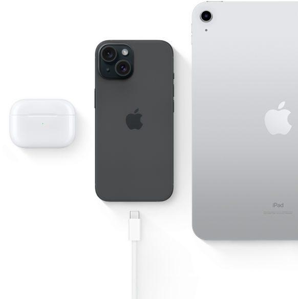 Un iPhone 15 con conector USB-C, que muestra que el mismo conector puede usarse con los AirPods Pro y el iPad